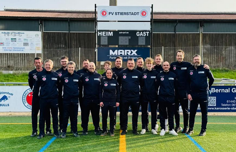 Jugendtrainer des FV Stierstadt in den neuen gesponserten Trainingsanzügen