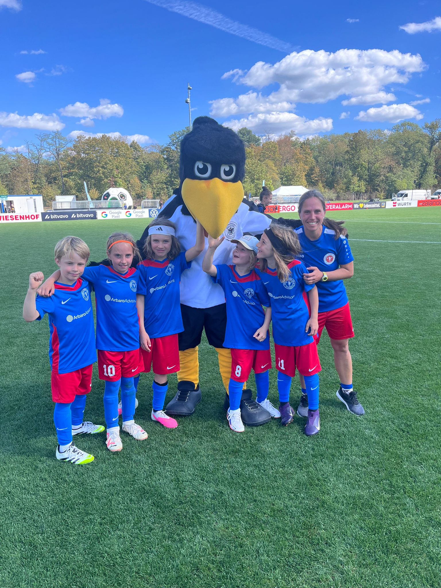 F-Jugend des FV Stierstadt mit DFB-Maskottchen Paule auf dem DFB Campus